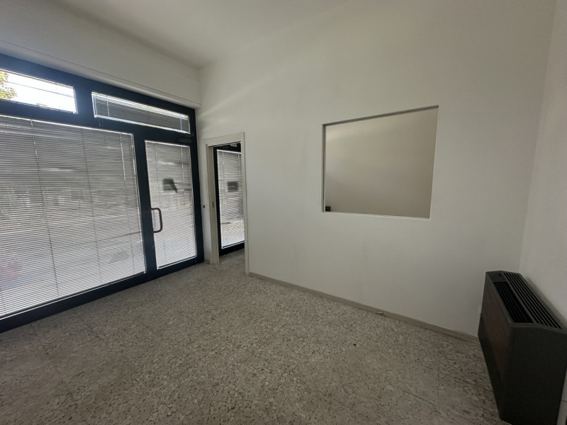 Ottimo negozio fronte strada in via Fornaci a Padova vendesi.
Negozio al piano terra con due vetr...