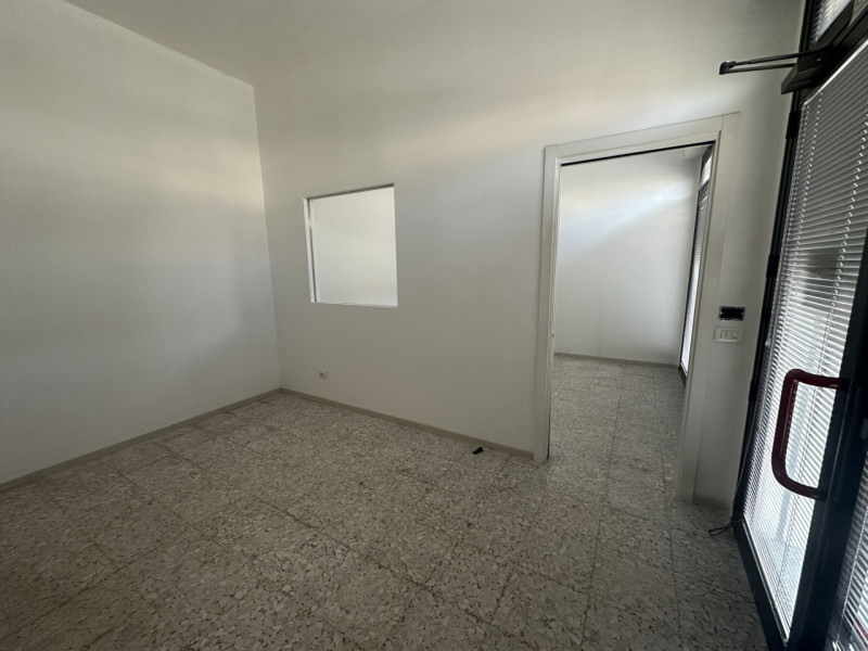 Ottimo negozio fronte strada in via Fornaci a Padova vendesi.
Negozio al piano terra con due vetr...