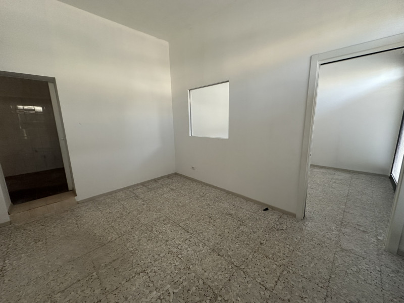 Ottimo negozio fronte strada in via Fornaci a Padova vendesi.
Negozio al piano terra con due vetr...