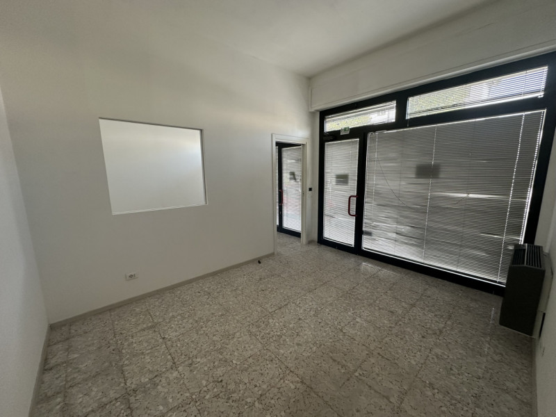 Ottimo negozio fronte strada in via Fornaci a Padova vendesi.
Negozio al piano terra con due vetr...