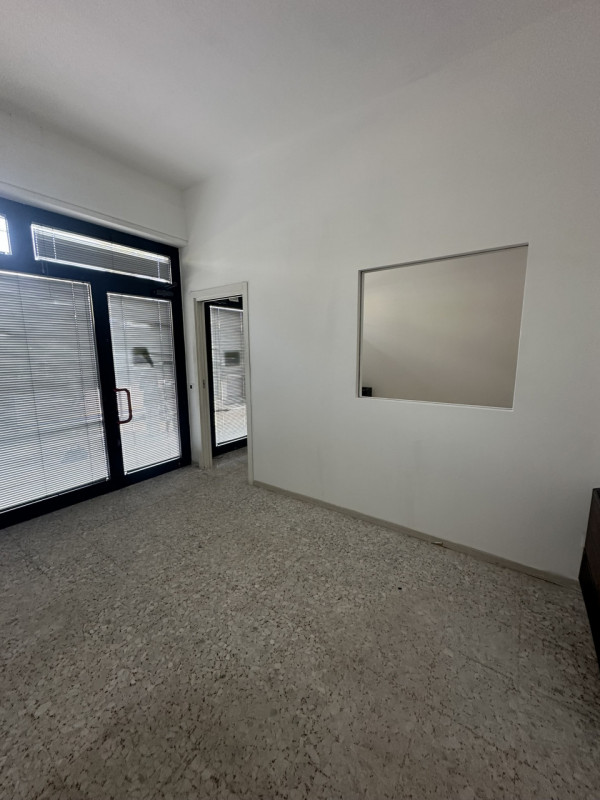 Ottimo negozio fronte strada in via Fornaci a Padova vendesi.
Negozio al piano terra con due vetr...