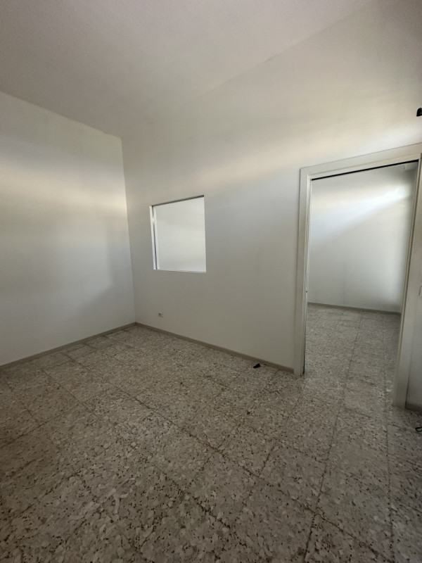 Ottimo negozio fronte strada in via Fornaci a Padova vendesi.
Negozio al piano terra con due vetr...