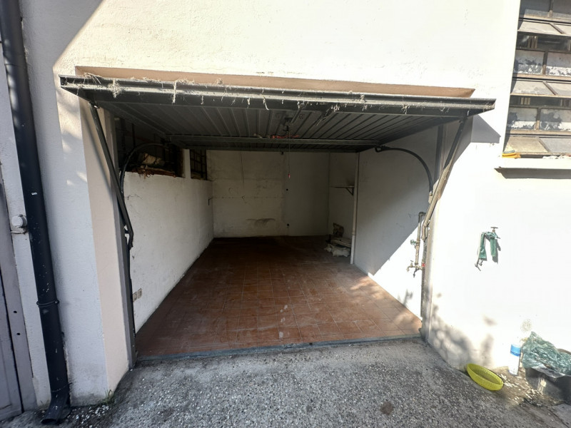 Ottimo negozio fronte strada in via Fornaci a Padova vendesi.
Negozio al piano terra con due vetr...