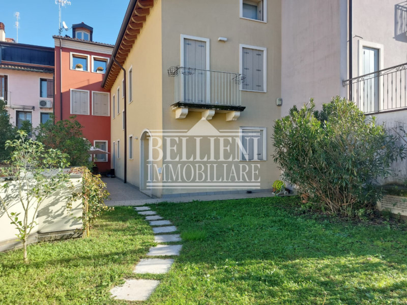 CENTRO STORICO: Nel cuore della città di Vicenza, a due passi dal Teatro Olimpico, sorge questo i...