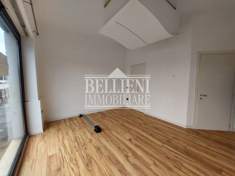 VIA FERMI - in posizione strategica e dalla grande visibilità, proponiamo in locazione un negozio...