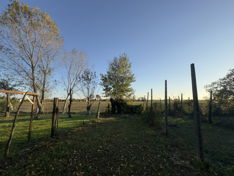 COMPOSIZIONE:
Trattasi di compendio immobiliare, costituito al piano terra, da ingresso, locale p...