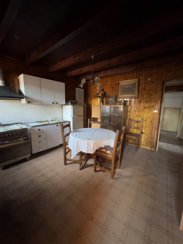 COMPOSIZIONE:
Trattasi di compendio immobiliare, costituito al piano terra, da ingresso, locale p...