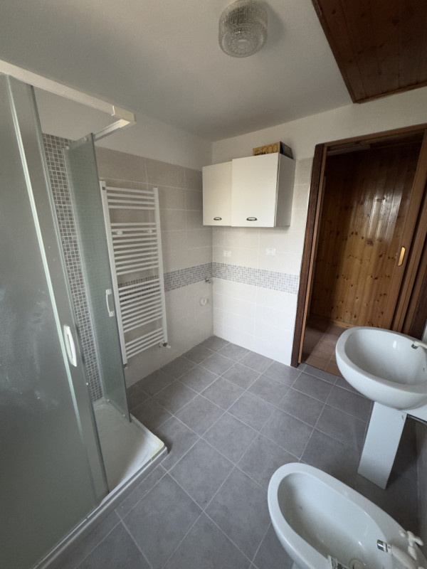 COMPOSIZIONE:
Trattasi di compendio immobiliare, costituito al piano terra, da ingresso, locale p...