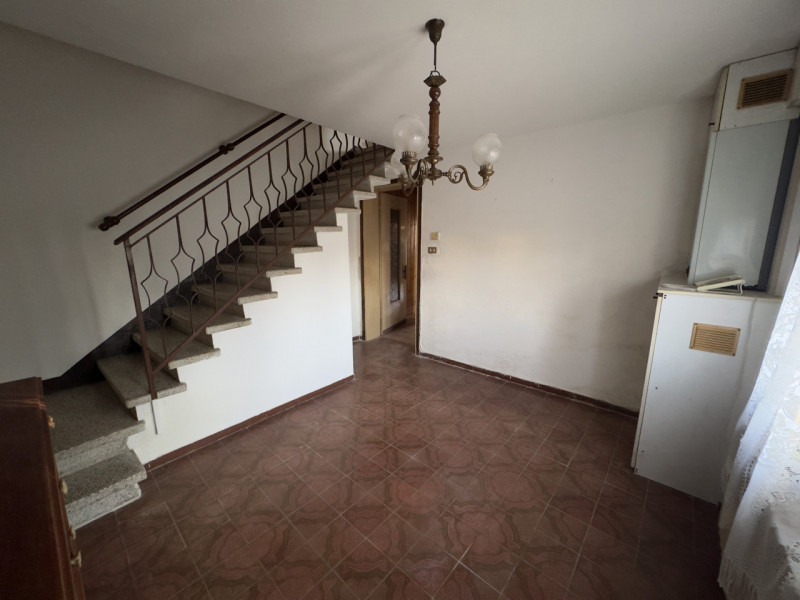 COMPOSIZIONE:
Trattasi di compendio immobiliare, costituito al piano terra, da ingresso, locale p...