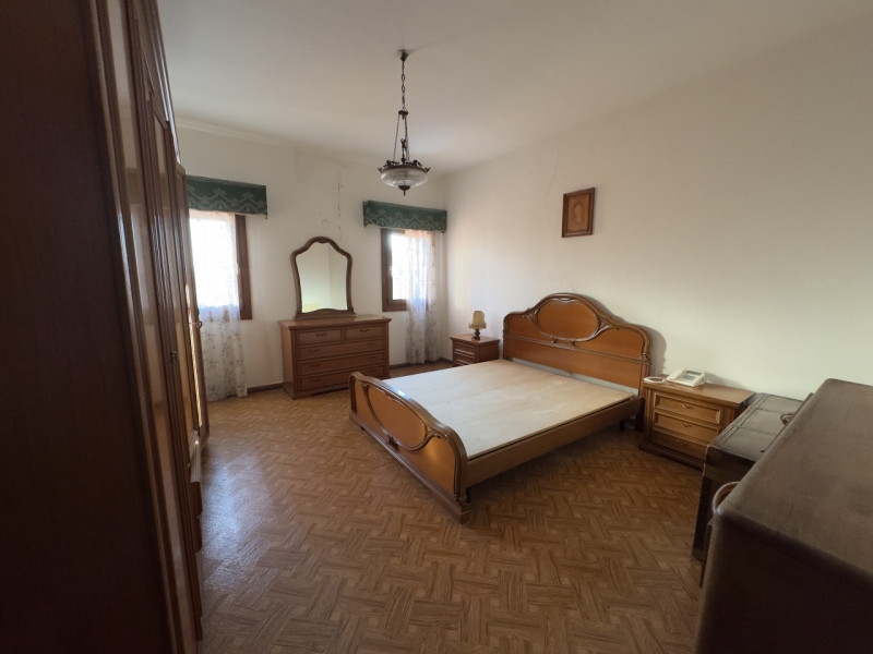 COMPOSIZIONE:
Trattasi di compendio immobiliare, costituito al piano terra, da ingresso, locale p...