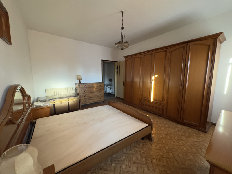 COMPOSIZIONE:
Trattasi di compendio immobiliare, costituito al piano terra, da ingresso, locale p...