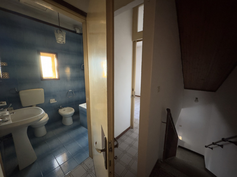 COMPOSIZIONE:
Trattasi di compendio immobiliare, costituito al piano terra, da ingresso, locale p...