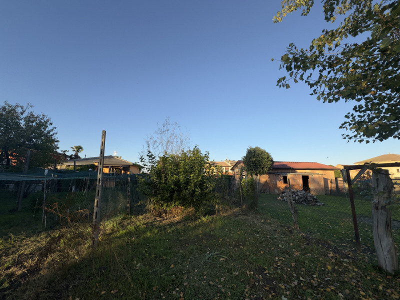 COMPOSIZIONE:
Trattasi di compendio immobiliare, costituito al piano terra, da ingresso, locale p...