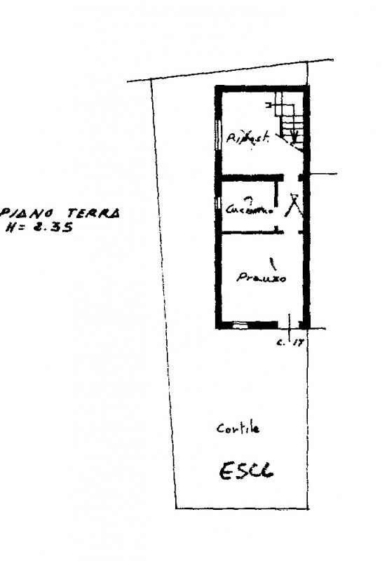 COMPOSIZIONE:
Trattasi di compendio immobiliare, costituito al piano terra, da ingresso, locale p...