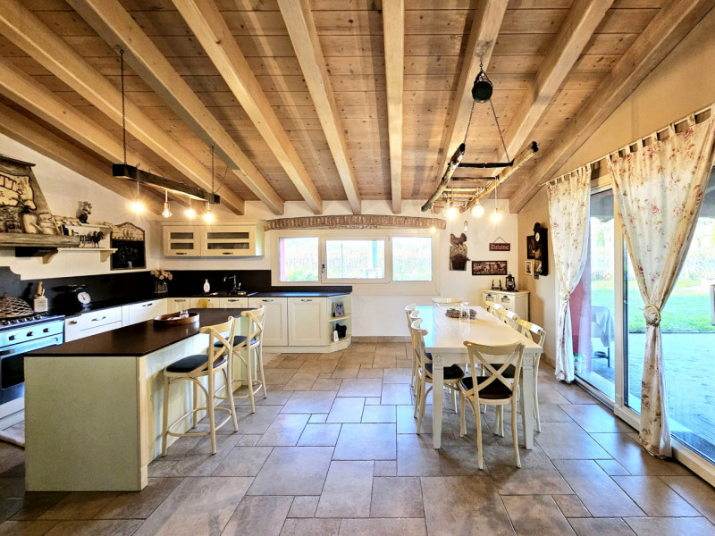 A Monselice, in una zona tranquilla e defilata, ai piedi dei Colli Euganei, proponiamo in vendita...