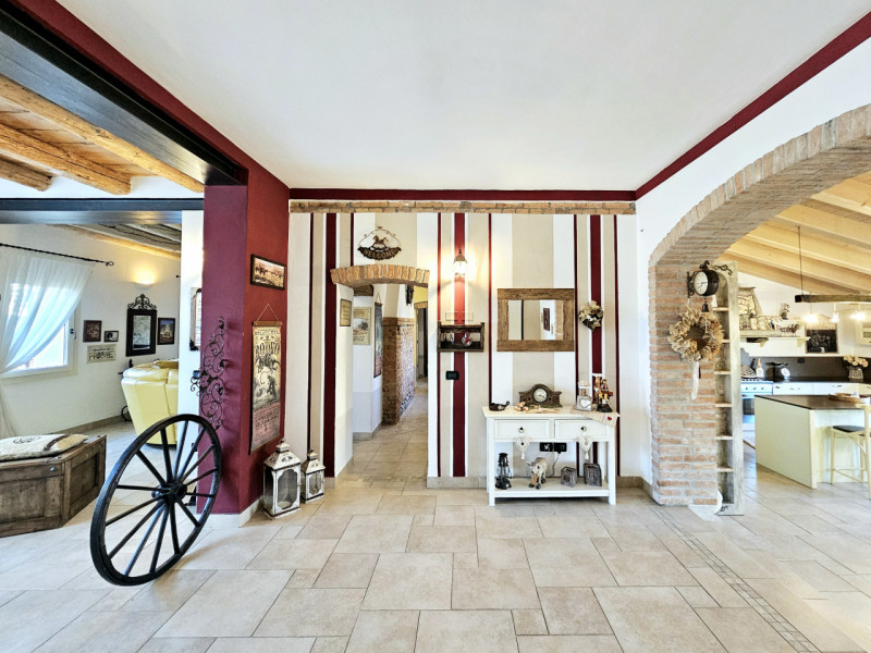 A Monselice, in una zona tranquilla e defilata, ai piedi dei Colli Euganei, proponiamo in vendita...