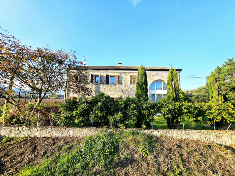 A Monselice, in una zona tranquilla e defilata, ai piedi dei Colli Euganei, proponiamo in vendita...