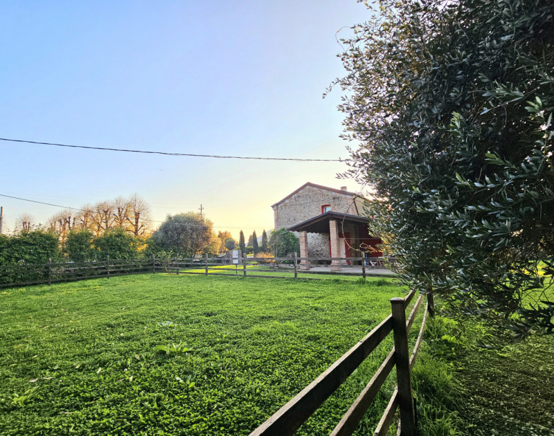 A Monselice, in una zona tranquilla e defilata, ai piedi dei Colli Euganei, proponiamo in vendita...