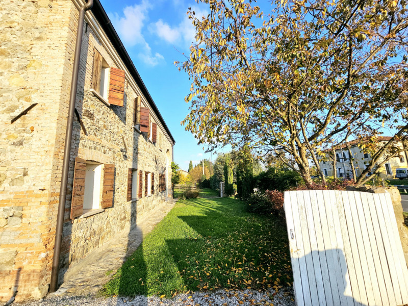 A Monselice, in una zona tranquilla e defilata, ai piedi dei Colli Euganei, proponiamo in vendita...