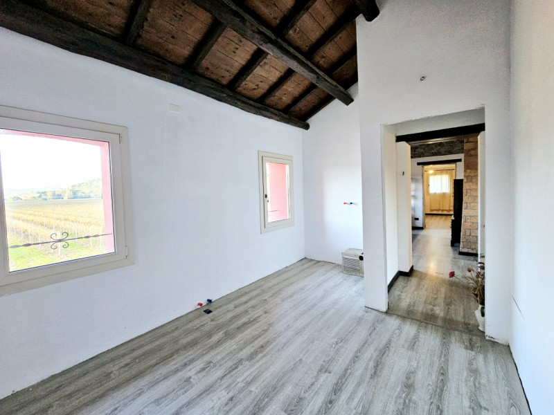 A Monselice, in una zona tranquilla e defilata, ai piedi dei Colli Euganei, proponiamo in vendita...