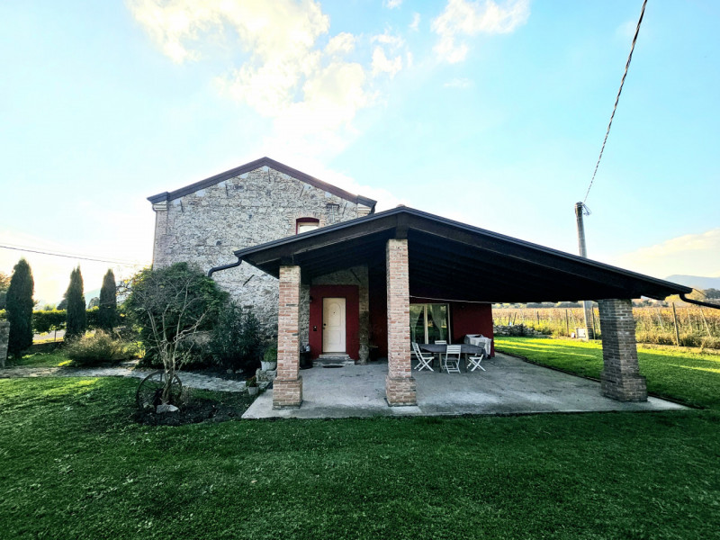 A Monselice, in una zona tranquilla e defilata, ai piedi dei Colli Euganei, proponiamo in vendita...