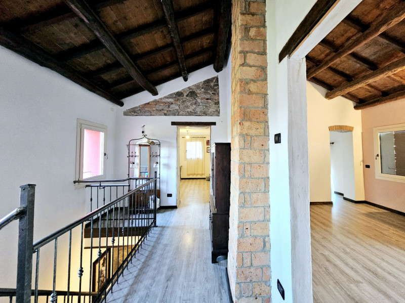 A Monselice, in una zona tranquilla e defilata, ai piedi dei Colli Euganei, proponiamo in vendita...