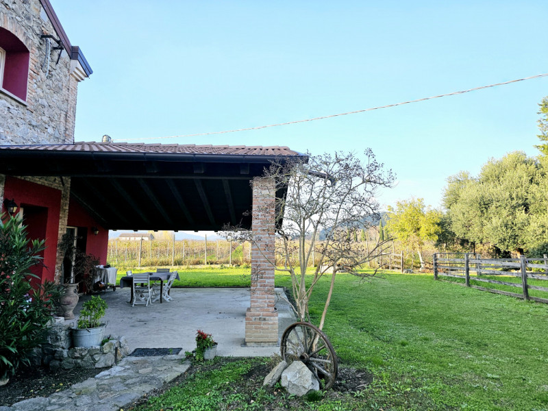 A Monselice, in una zona tranquilla e defilata, ai piedi dei Colli Euganei, proponiamo in vendita...