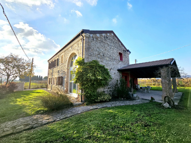 A Monselice, in una zona tranquilla e defilata, ai piedi dei Colli Euganei, proponiamo in vendita...