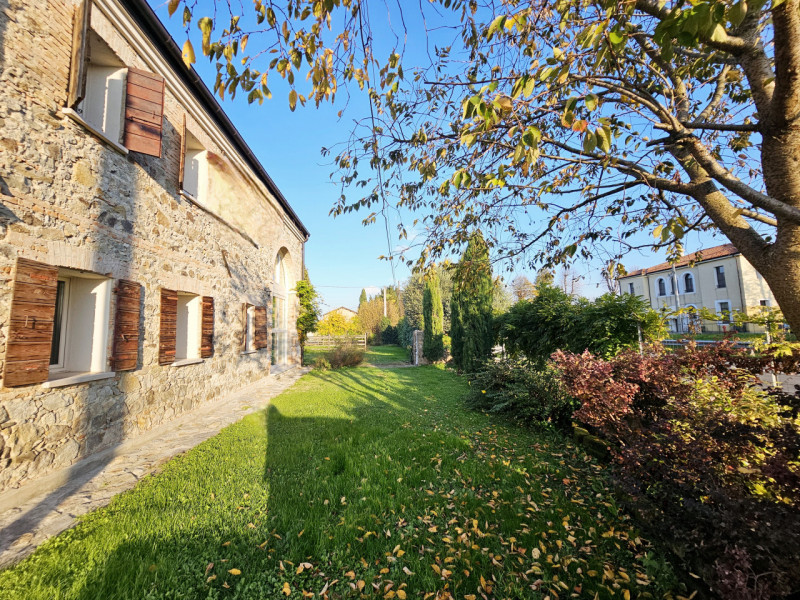 A Monselice, in una zona tranquilla e defilata, ai piedi dei Colli Euganei, proponiamo in vendita...