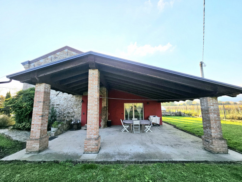 A Monselice, in una zona tranquilla e defilata, ai piedi dei Colli Euganei, proponiamo in vendita...