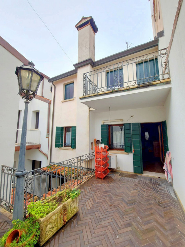 PALAZZETTO INDIPENDENTE IN CENTRO STORICO A PADOVA €.585.000 - rif.GB13-1828
Se stai cercando una...