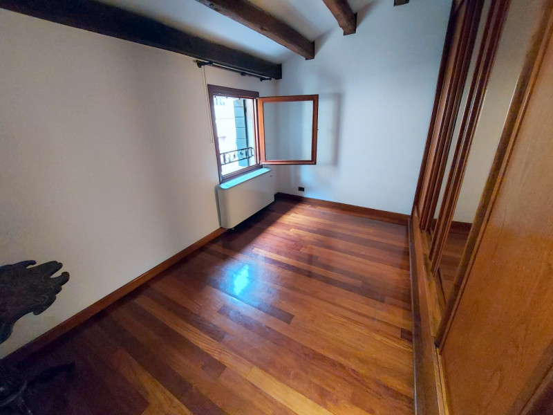 PALAZZETTO INDIPENDENTE IN CENTRO STORICO A PADOVA €.585.000 - rif.GB13-1828
Se stai cercando una...