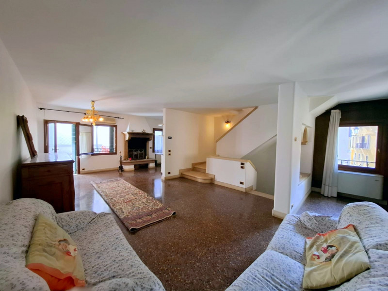 PALAZZETTO INDIPENDENTE IN CENTRO STORICO A PADOVA €.585.000 - rif.GB13-1828
Se stai cercando una...