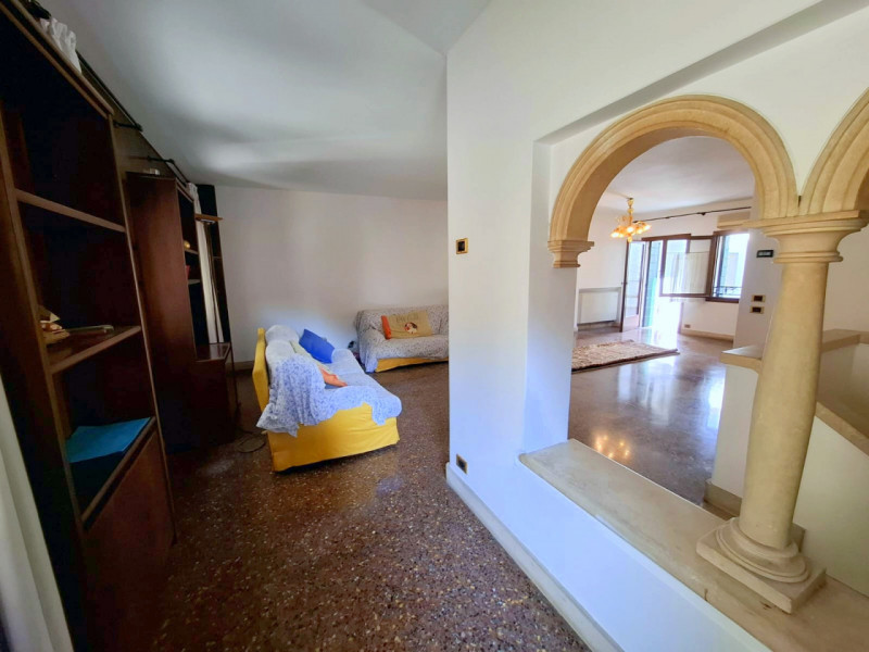 PALAZZETTO INDIPENDENTE IN CENTRO STORICO A PADOVA €.585.000 - rif.GB13-1828

Se stai cercando un...