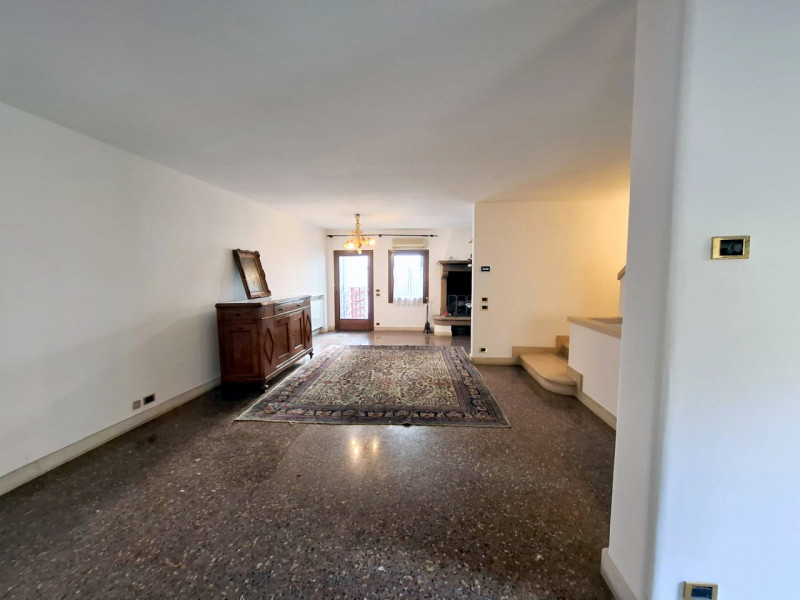 PALAZZETTO INDIPENDENTE IN CENTRO STORICO A PADOVA €.585.000 - rif.GB13-1828

Se stai cercando un...