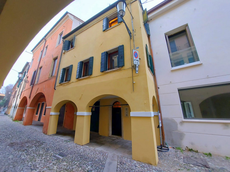 PALAZZETTO INDIPENDENTE IN CENTRO STORICO A PADOVA €.585.000 - rif.GB13-1828

Se stai cercando un...
