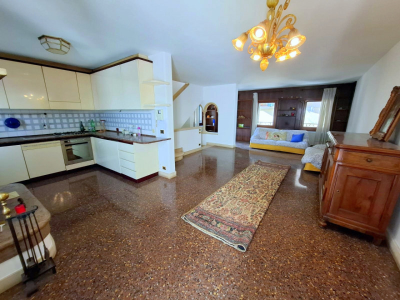 PALAZZETTO INDIPENDENTE IN CENTRO STORICO A PADOVA €.585.000 - rif.GB13-1828

Se stai cercando un...