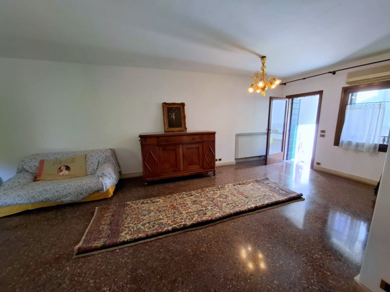 PALAZZETTO INDIPENDENTE IN CENTRO STORICO A PADOVA €.585.000 - rif.GB13-1828

Se stai cercando un...