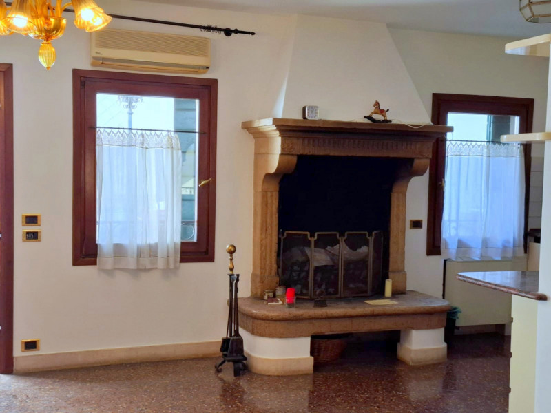 PALAZZETTO INDIPENDENTE IN CENTRO STORICO A PADOVA €.585.000 - rif.GB13-1828

Se stai cercando un...