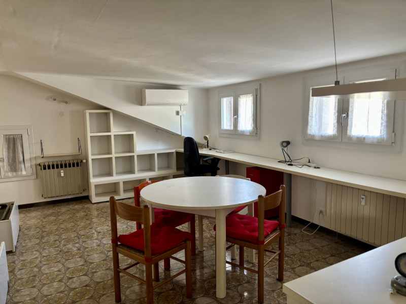 Grazioso monolocale ampio in Via del Portello, ad un passo dalle facoltà, in zona tranquilla e be...