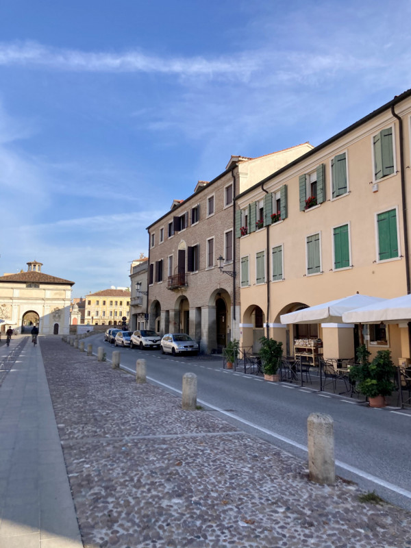 Grazioso monolocale ampio in Via del Portello, ad un passo dalle facoltà, in zona tranquilla e be...