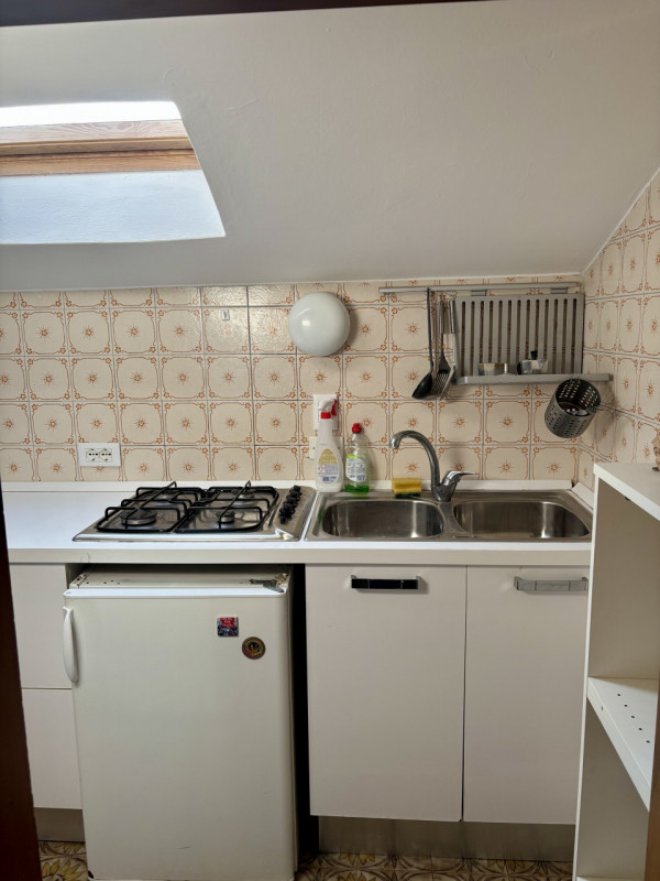 Grazioso monolocale ampio in Via del Portello, ad un passo dalle facoltà, in zona tranquilla e be...