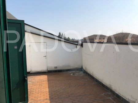 CON CONTRATTO DI AFFITTO IN CORSO 

Scopri questa meravigliosa mansarda open space situata nella ...