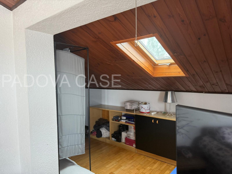 CON CONTRATTO DI AFFITTO IN CORSO 

Scopri questa meravigliosa mansarda open space situata nella ...