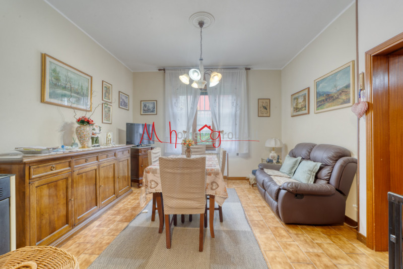 SELVAZZANO DENTRO: Porzione di casa bifamiliare  ristrutturata; si compone di ampio ingresso, sal...