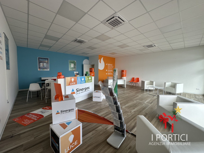 Zero Branco - 

All’interno del Centro Commerciale Zero Center, proponiamo in LOCAZIONE un lumino...