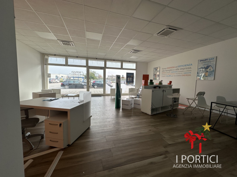 Zero Branco - 

All’interno del Centro Commerciale Zero Center, proponiamo in LOCAZIONE un lumino...