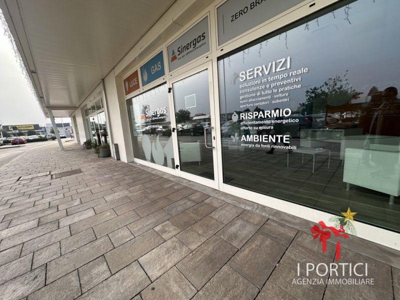 Zero Branco - 

All’interno del Centro Commerciale Zero Center, proponiamo in LOCAZIONE un lumino...