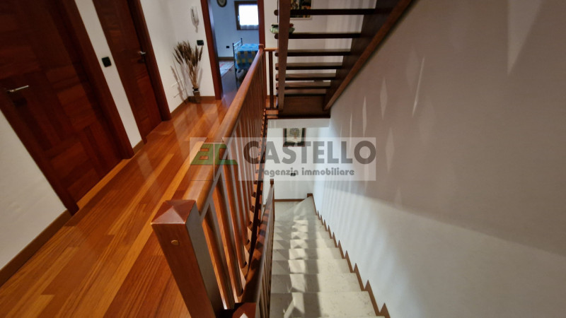 PRESTIGIOSA BIFAMILIARE DI AMPIA METRATURA A SANT’ANDREA DI CAMPODARSEGO

In posizione tranquilla...