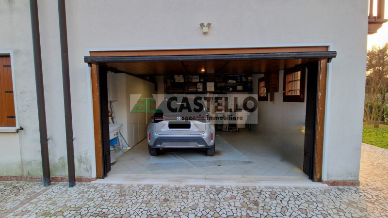 PRESTIGIOSA BIFAMILIARE DI AMPIA METRATURA A SANT’ANDREA DI CAMPODARSEGO

In posizione tranquilla...